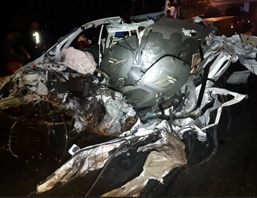 Carro em que a família estava bateu de frente com micro-ônibus (Foto: Divulgação | PRF) 