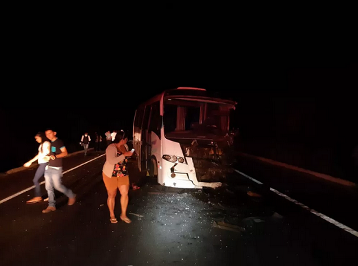 Batida foi entre um micro-ônibus e um carro (Foto: Divulgação | PRF)