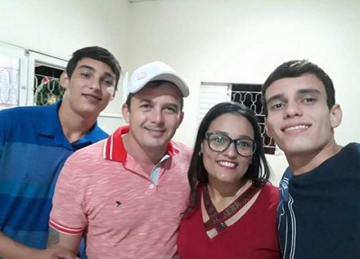 Tales (à direita) lamentou a morte da família em acidente (Foto: Divulgação | Arquivo pessoal)