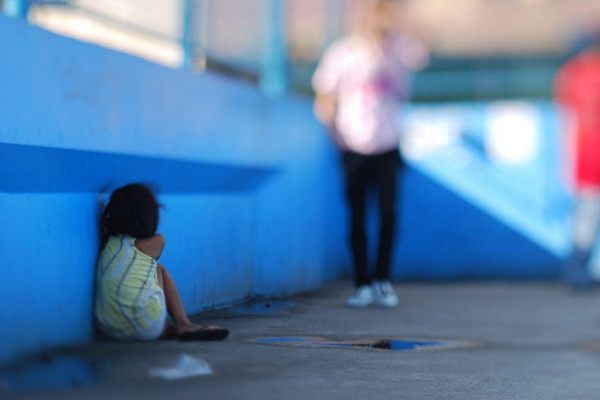 Menina de 10 anos vive com o pai e uma irmã de 12 anos em Tarauacá (Foto: Reprodução)