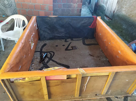 Uma espécie de ringue foi montada no imóvel para colocar os galos para brigar em Itabuna, na Bahia (Foto: Polícia Militar | Divulgação)
