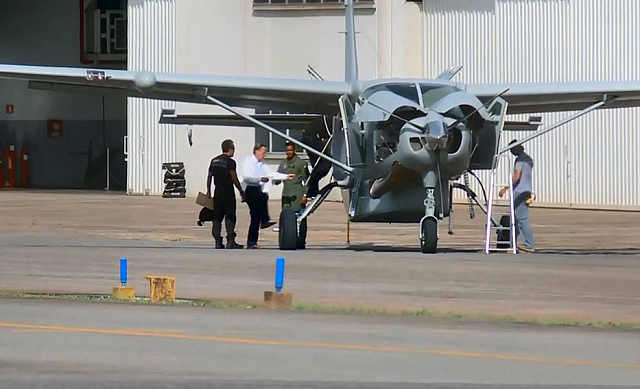 Avião pousou no início da tarde no Aeroporto Internacional Luis Eduardo Magalhães (Foto: Reprodução)