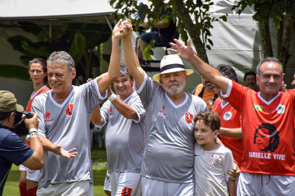 Ex-presidente abriu placar, e time 'Amigos de Lula e Chico Buarque' acabou vencendo partida com gol do cantor (Foto: Ricardo Stuckert)