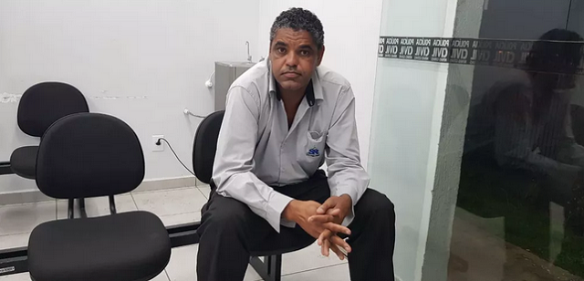 Gilson Vitalino, de 43 anos, diz que foi chamado de 'macaco' por uma moradora do prédio onde trabalha, em Contagem (Foto: Carlos Eduardo Alvim | TV Globo) 