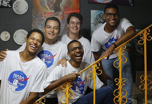 Equipe de estudantes premiadas pela Nasa: Antônio, Pedro, Ramon, Genilson e Thiago (Foto: Marina Silva | CORREIO)