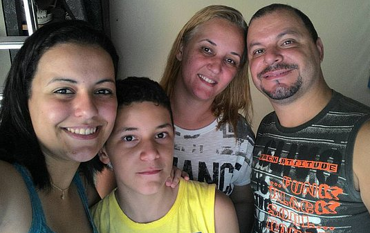  Ana Flávia (esq.) junto com o irmão e os pais (Foto: Reprodução)