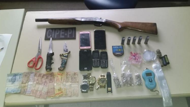 Na ação foram apreendidas uma espingarda calibre 12, munições, 120 pedras de crack, uma balança, cinco celulares, facas e a quantia de R$ 269 (Foto: Divulgação | SSP)