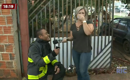 Dayane cobria ao vivo um incêndio em Londrina quando foi surpreendida com o pedido do namorado, que é bombeiro e estava dando entrevista a ela sobre o fogo (Foto: Reprodução)