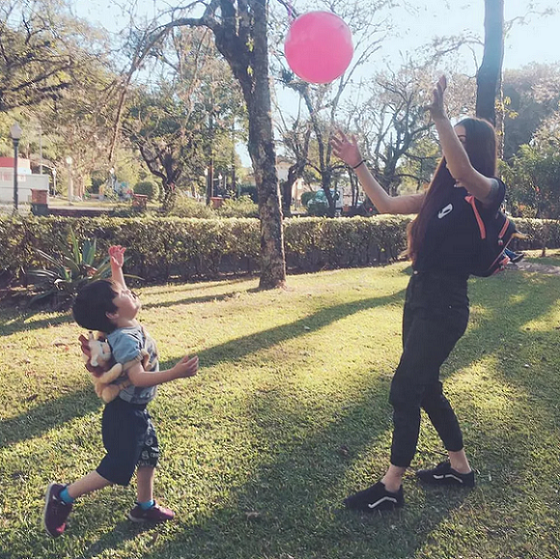 Mãe recebe mensagens de apoio após ser acusada em redes sociais de levar filho autista em 'coleira' (Foto: Arquivo pessoal | Amanda Massoni) 