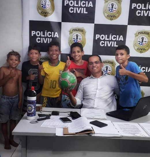 Delegado compra nova bola para meninos em Presidente Dutra (Foto: Divulgação)
