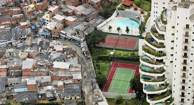 Símbolo da desigualdade - imagem mostra contraste entre Paraisópolis e prédio de luxo do Morumbi (Foto: Tuca Vieira)