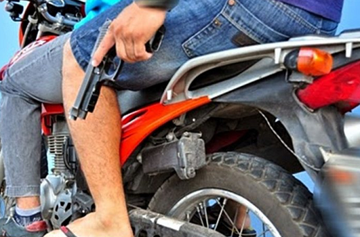 Dois indivíduos em uma moto efetuaram os disparos contra a vítima (Foto: Ilustrativa)