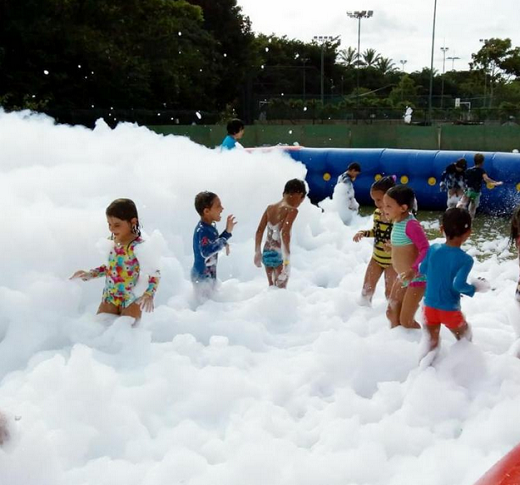 As crianças poderão se divertir com banho de espuma, futebol de sabão, brinquedos infláveis e música ao vivo, entre outras opções (Foto: Reprodução)