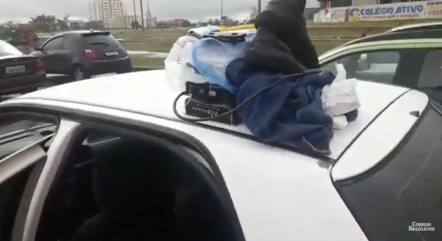 O criminoso foi encontrado ao lado de alguns pertences do dono e do som do veículo, que possivelmente pretendia subtrair (Foto: Reprodução)