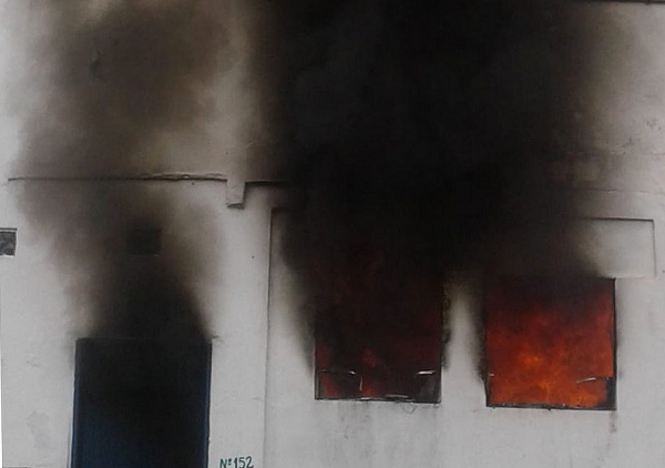 Mãe das crianças inalou muita fumaça e foi encaminhada para o Hospital Municipal Hugo Miranda, onde está em estado grave (Foto: Reprodução)