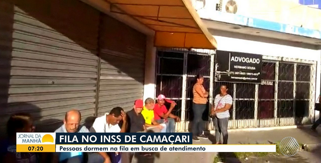 Moradores de Camaçari dormem na fila em busca de atendimento no INSS (Foto: Reprodução)