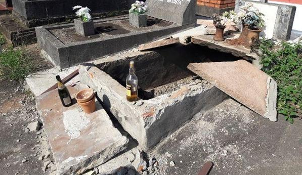 Garrafas de bebida também foram encontradas próximo ao jazigo (Foto: Prefeitura de Novo Hamburgo)