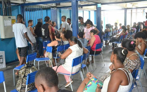 A decisão ocorre após pais enfrentarem problemas para realizar a inscrição dos filhos por meio do sistema online (Foto: Romildo de Jesus | Tribuna da Bahia) A decisão ocorre após pais enfrentarem problemas para realizar a inscrição dos filhos por meio do sistema online (Foto: Romildo de Jesus | Tribuna da Bahia)