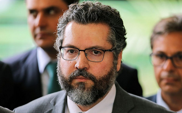 Ministro Ernesto Araújo está de férias (Foto: AFP)