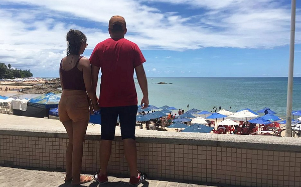 Turistas piauenses foram surpreendidos enquanto caminhavam na orla (Foto: Maiana Belo | G1 Bahia)