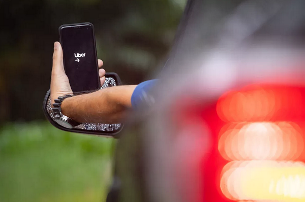 Aplicativo da Uber implementa novas funcionalidades de segurança (Foto: Celso Tavares | G1)