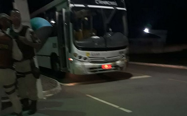 Ônibus levava um grupo de 50 pessoas para um show do cantor Unha Pintada, em Madre de Deus (Foto: Reprodução)