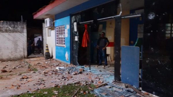  Delegacia de Fonte Boa, onde suspeito de estupro estava preso, foi destruída (Foto: Reprodução) 