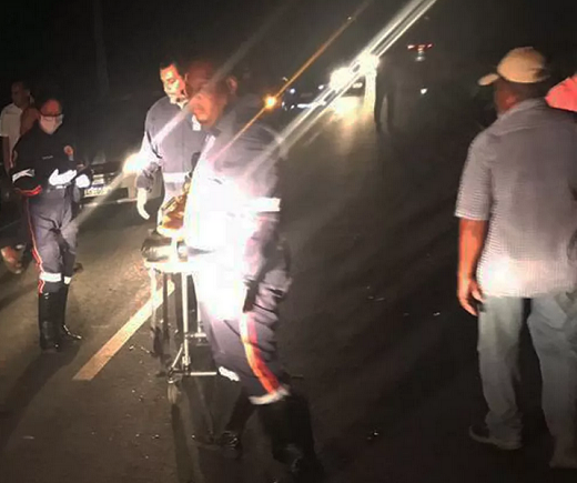 Socorristas do Samu na Estrada da Cascalheira, em Camaçari, após batida entre moto e carro (Foto: Arquivo Pessoal)