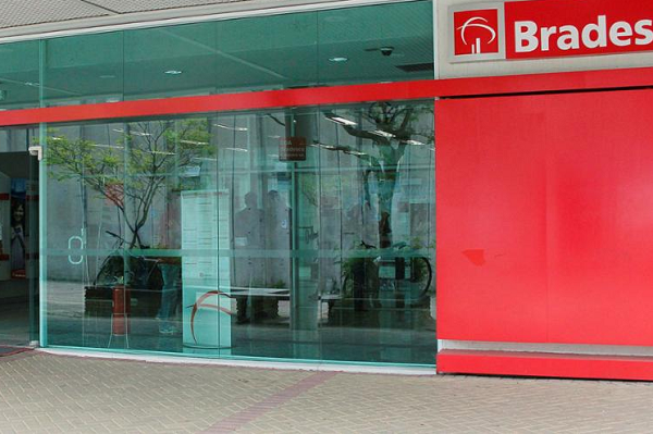 Outras 300 agências do Bradesco devem ser fechadas neste ano (Foto: Marcos Santos | USP)