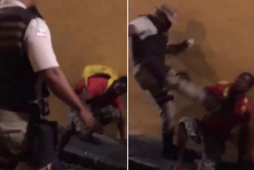 A imagem inicia com o homem agachado rente a um muro, ocasião em que leva um chute no rosto vindo de um dos PMs (Foto: Reprodução)