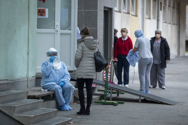 Com os novos registros, ao menos 10 países europeus já têm registro do novo coronavírus. Mais cedo, Irã havia informado 16 mortes, a maior quantidade de vítimas fatais fora da China - Foto: Darko Bandic/AP