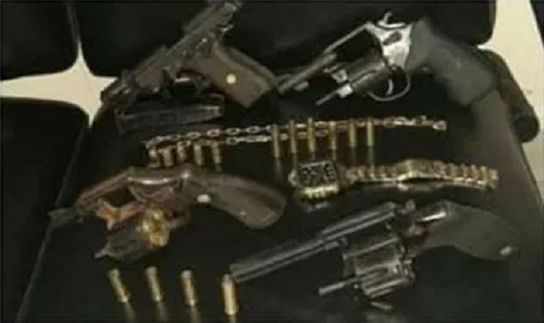 Durante a operação foram apreendidas quatro armas de fogo (três revólveres e uma pistola), munições de diversos calibres, um carregador com capacidade para quinze cartuchos, além de uma corrente e um relógio (Foto: Reprodução)