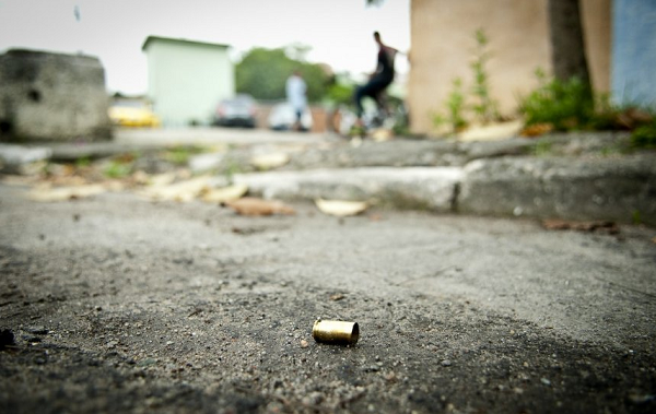 Criminosos invadiram a residência e efetuaram os disparos (Foto: Reprodução)