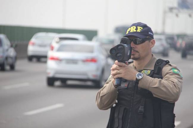 De acordo com a PRF, a previsão é que o fluxo dos veículos nas rodovias aumente em até 70% em relação à média dos dias normais - Foto: Divulgação/PRF