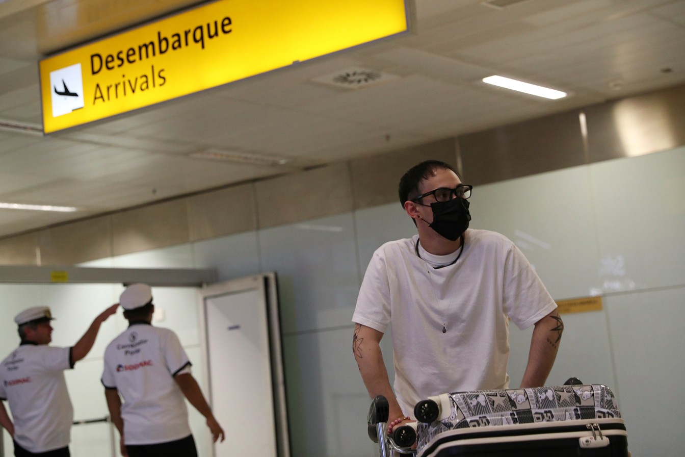 Viajante usando máscara protetora para evitar o novo coronavírus chega ao aeroporto de Guarulhos nesta quinta (27), em São Paulo. — Foto: Amanda Perobelli/Reuters