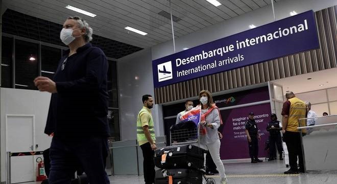 Até ontem, eram oito pessoas confirmadas com o novo coronavírus SARS-CoV2; maioria dos pacientes é de São Paulo. Ministério da Saúde ainda monitora mais de 700 casos suspeitos. Foto: Ricardo Moraes/Reuters