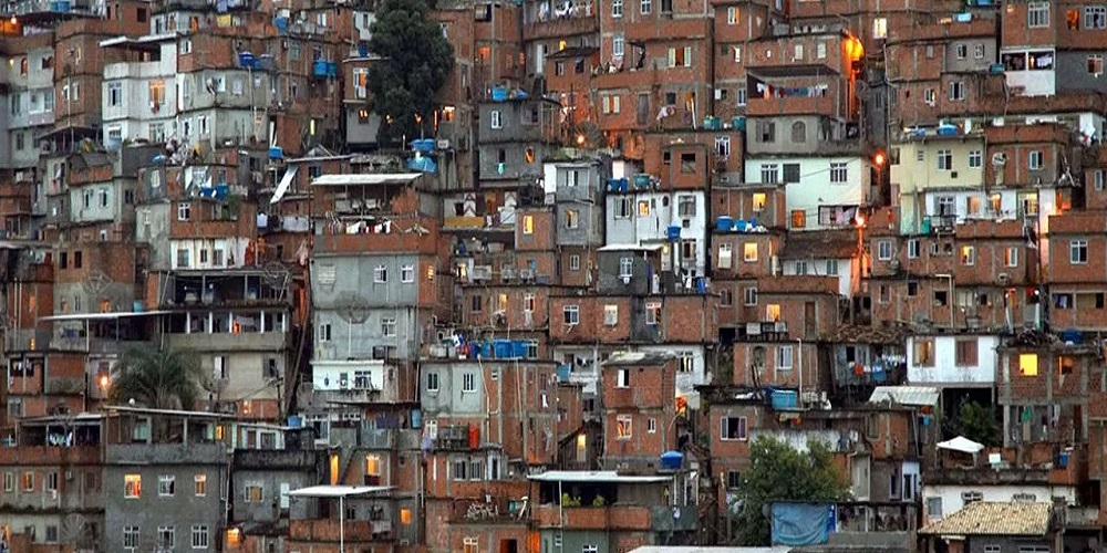 '(...) Perto dessas comunidades, há ambulantes nos semáforos e, dentro delas, bem mais gente em vielas e ruas do que se pode ver em vários bairros de São Paulo'. (Foto: Divulgação)