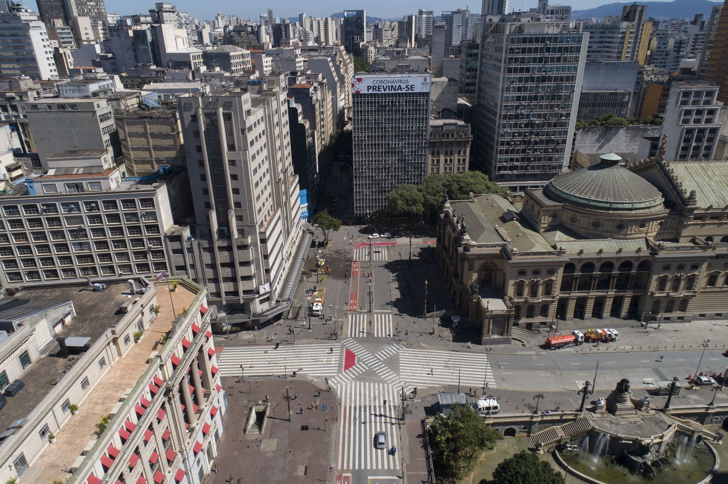 Epicentro da Covid-19 no Brasil, Estado de SP inicia quarentena, e PF suspende entrega de passaportes. Japão adia para 2021 a Olimpíada. Espanha chega a 40.000 infectados - Centro de São Paulo vazio diante da mensagem