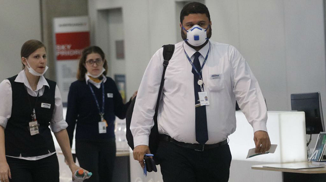 Passageiros e funcionários circulam vestindo máscaras contra o novo coronavírus (Covid-19) no Aeroporto Internacional Tom Jobim - Rio Galeão (Foto: Fernando Frazão | Agência Brasil)