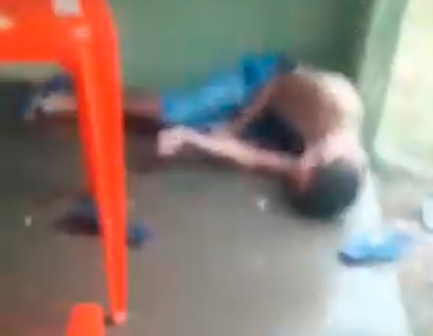 As vítimas estavam sentadas ao redor de uma mesa, localizada na varanda de uma casa onde também funciona um bar (Foto: Reprodução)