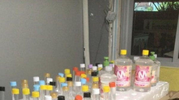 Homem foi autuado por comércio de mercadoria falsificada e conduzido para delegacia (Foto: Reprodução)