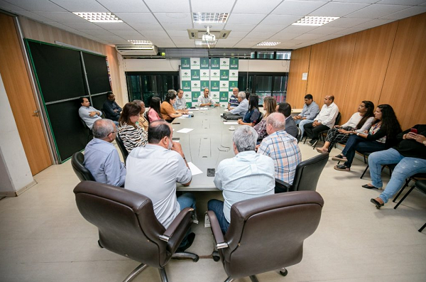 O prefeito Elinaldo Araújo se reuniu com secretários de diversas pastas nesta segunda-feira (Foto: Tiago Pacheco)