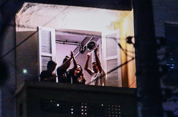 Panelaço contra o presidente Jair Bolsonaro (sem partido) é realizado no bairro de Santa Cecília, no centro de São Paulo (Foto: Tiago Queiroz| Estadão Conteúdo)