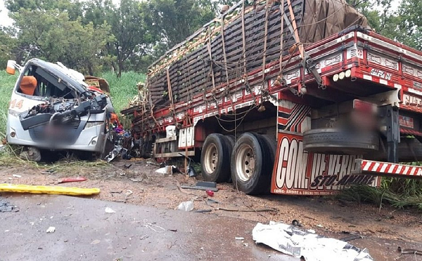 Acidente que aconteceu em Minas com ônibus que saiu de Salvador aconteceu nesta madrugada (Foto: Divulgação | PRF)