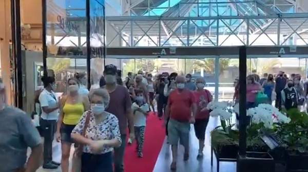 Blumenau foi destaque na mídia após imagens de uma multidão na reabertura de um shopping (Foto: Reprodução)
