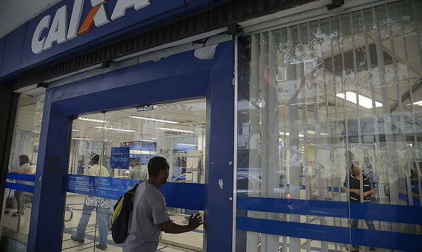As retiradas podem ser feitas nas casas lotéricas, caso esses estabelecimentos estejam abertos, e terminais de autoatendimento para quem tem senha do Cartão Cidadão(Foto: Fernando Frazão | Agência Brasil)