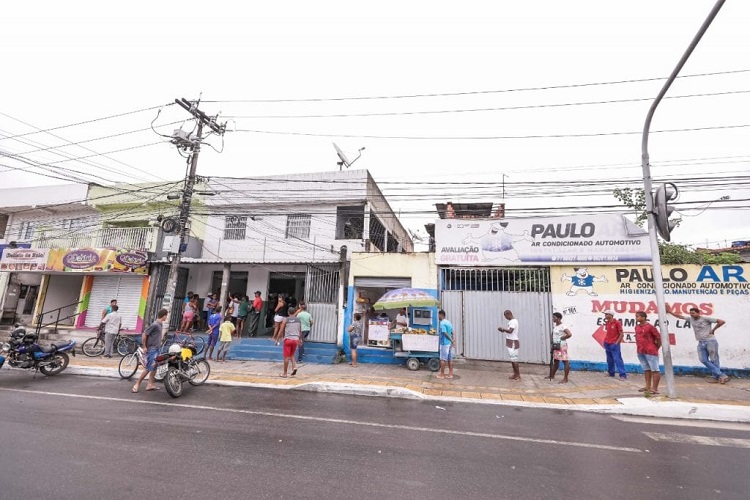 À concluir pela ausência de distaância entre as pessoas, no grupo de cima, a população ainda não entendeu a gravidade da situação. Foto: Kelvi Lima