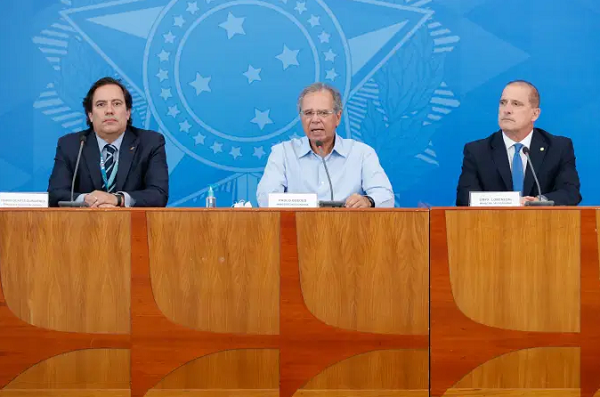 Ministro da Cidadania, Onyx Lorenzoni, Ministro da Economia, Paulo Guedes e o Presidente da Caixa Econômica Federal, Pedro Guimarães anunciaram na sexta-feira o lançamento do app (Foto: Alan Santos | PR | Divulgação)