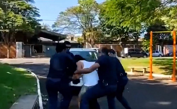 Durante a abordadem, a administradora de empresas Silvana Tavares Zavatti resistiu à prisão e chegou a morder o braço de uma das guardas (Foto: Reprodução)