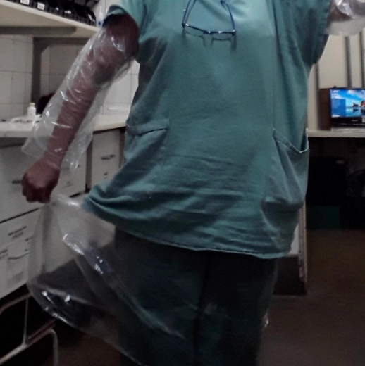 Sacos de lixo e roupa seja são improvisados como aventais pelos profissionais de saúde do Hospital Dr. Arthur Ribeiro de Saboya, no Jabaquara, zona sul (Foto: Divulgação | Sindesp)